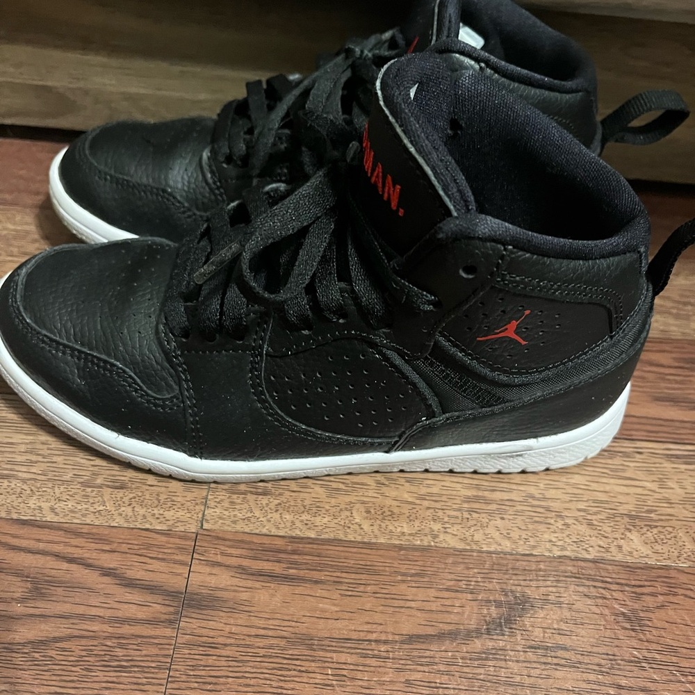 Boy’s Jordan Black and Red High-Top Sneakers, very good condition - Picture 3 of 3